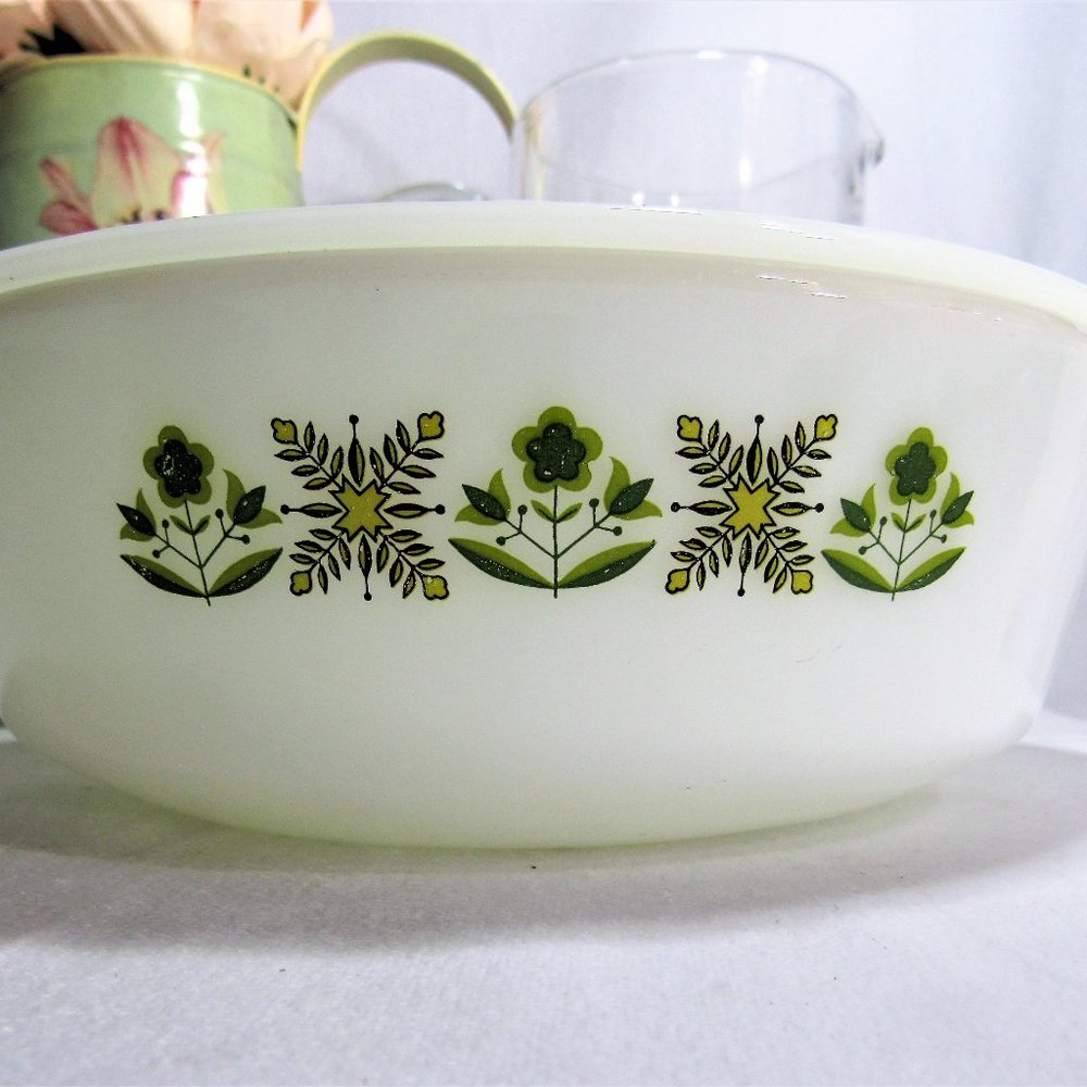 FIRE KING ANCHOR HOCKING OVENWARE MILK GLASS CASSEROLE + COVER MEADOW GREEN 9" - Picture 3 of 10